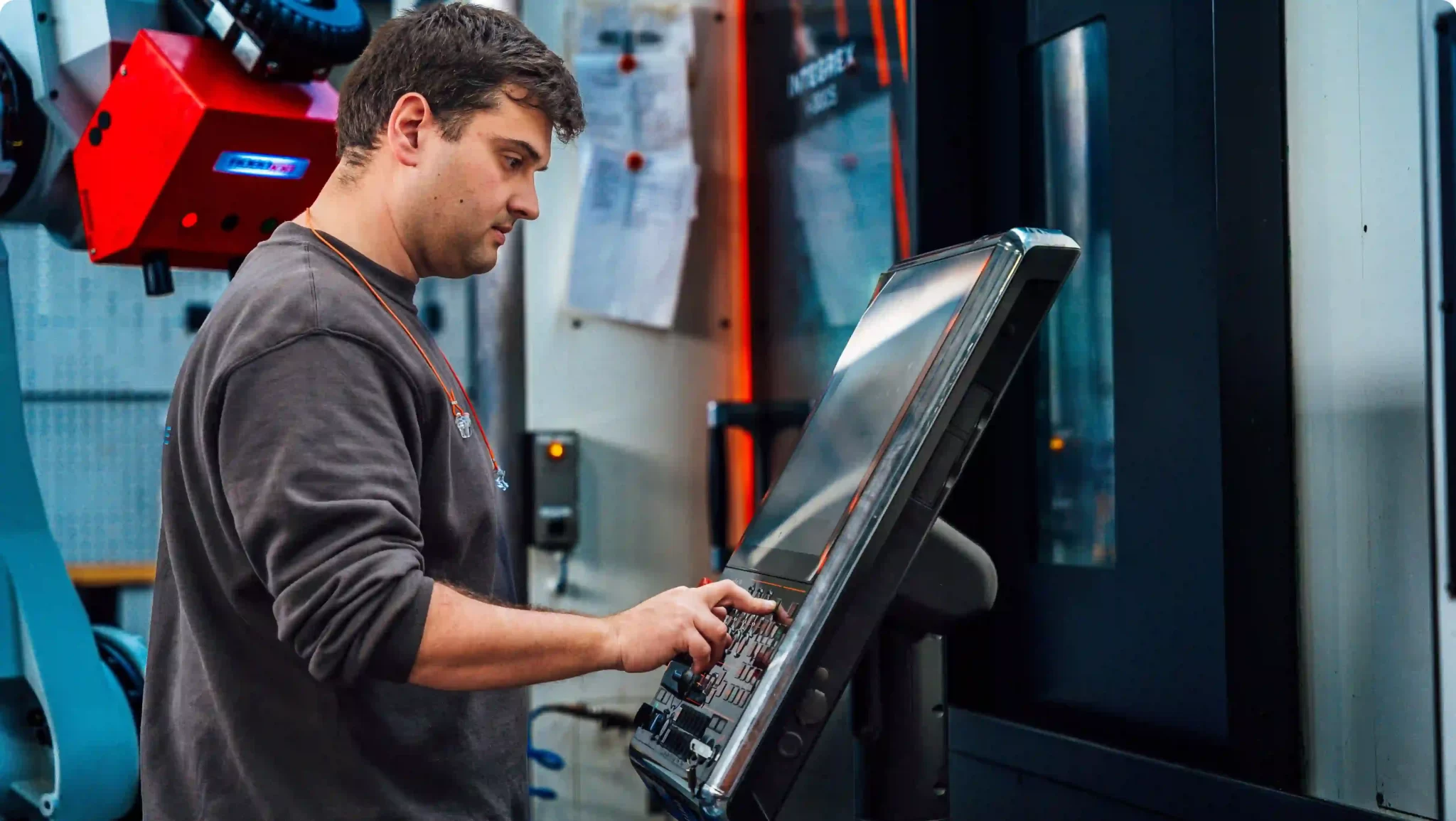 Een werknemer van Werkhuizen Lentz die aan het werk is voor een bedieningspaneel van een Mazak Integrex i-300s machine